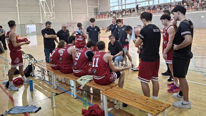 El Cantaires debuta a la seua pista amb una solvent victòria davant el líder