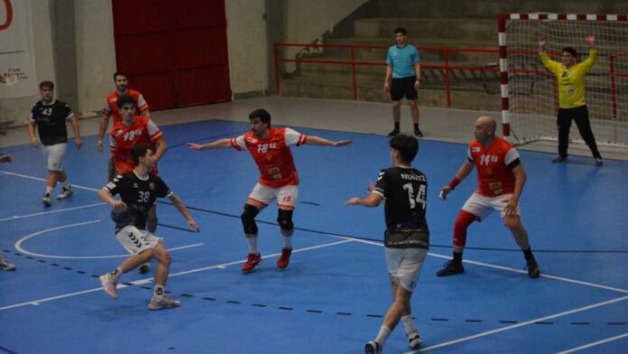 El Centre d’Esports Tortosa empata als últims instants davant el líder invicte